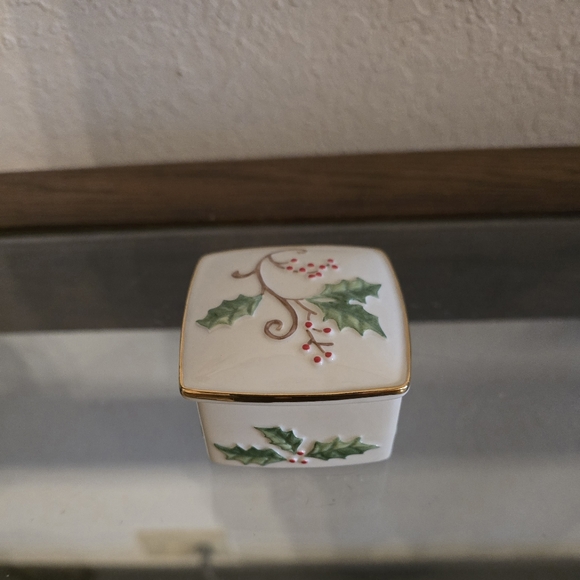 Lenox "Holiday" trinket/jewelry box - Picture 3 of 7